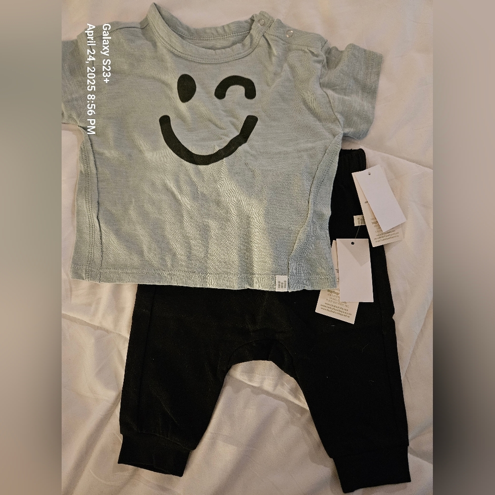 Gray Smiley Face T-Shirt and Black Leggings Set